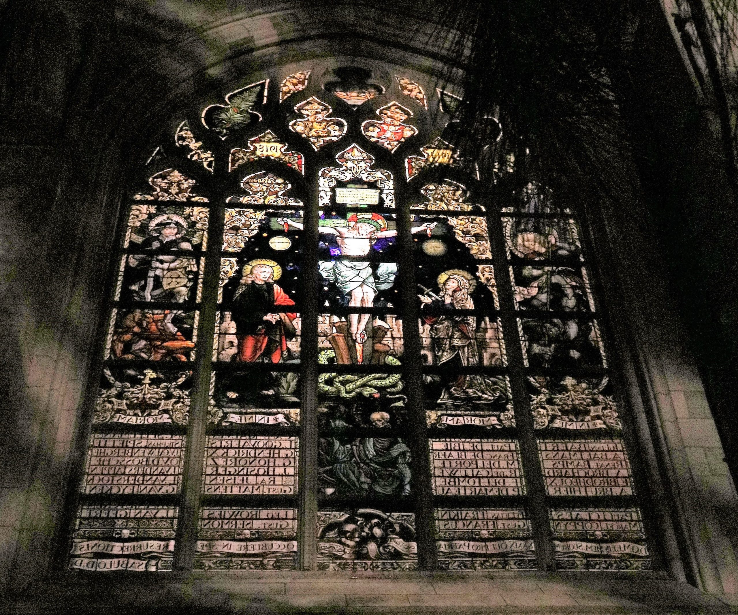 Illumination des vitraux de l'église, vue intérieure.