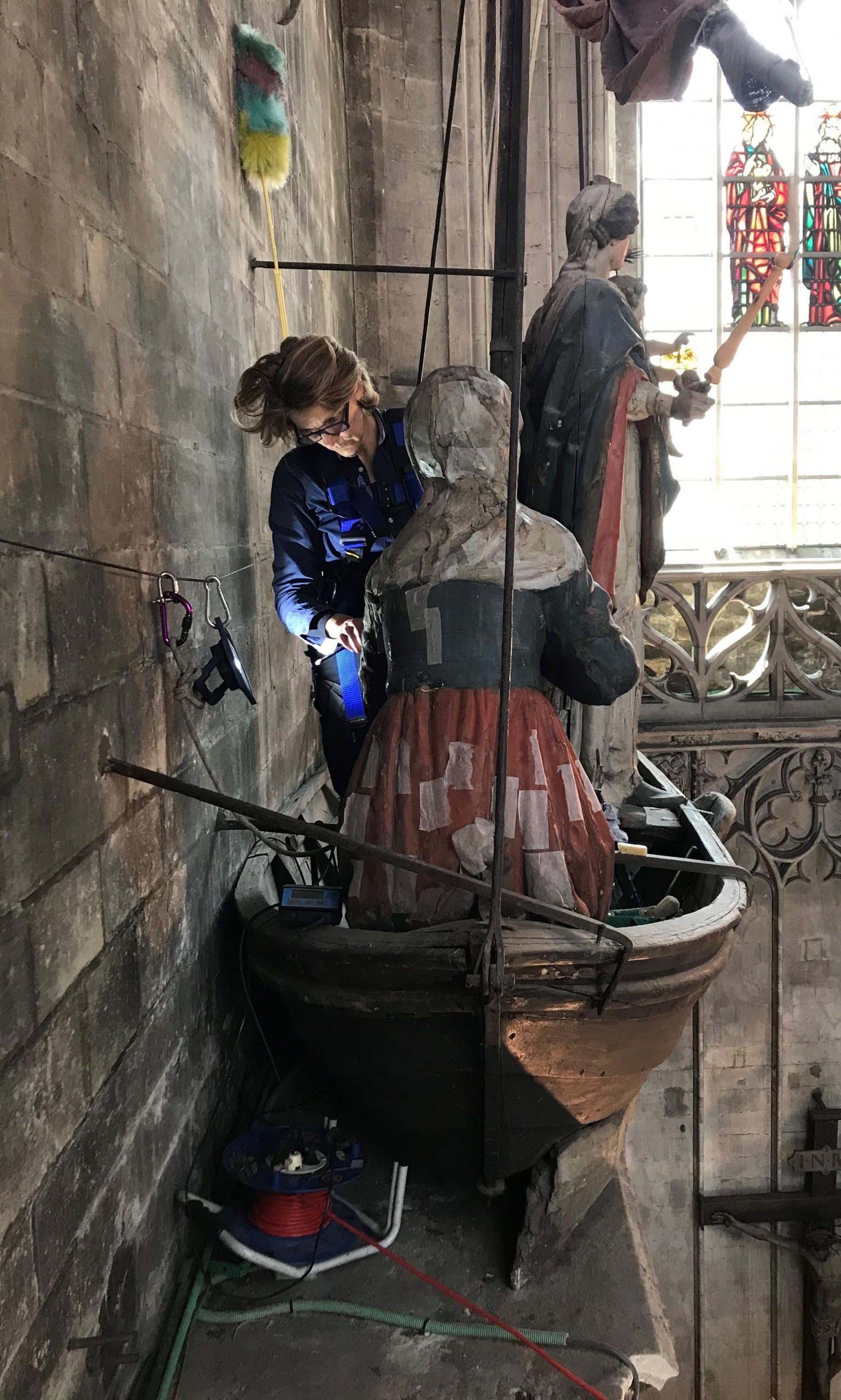 Personne travaillant sur la conservation de la barque avec la statue de la Vierge XVIIe.