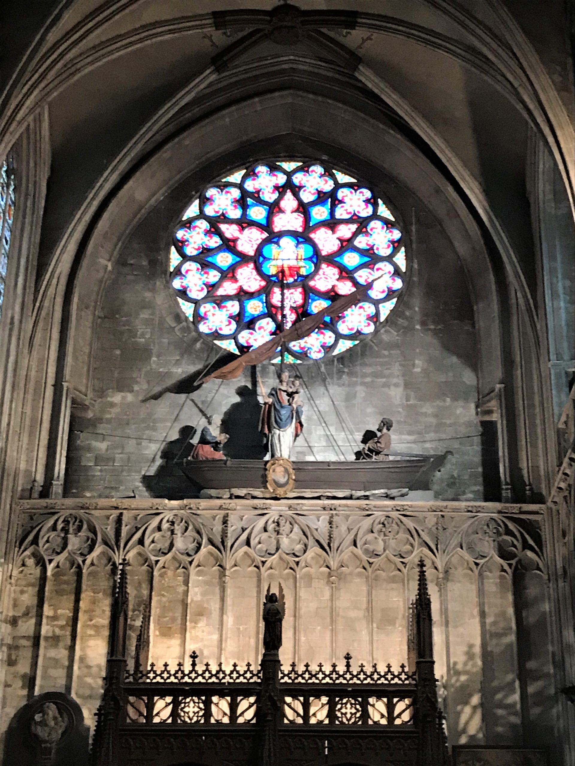 Vue de l'éclairage de la barque avec la statue de la Vierge XVIIe.