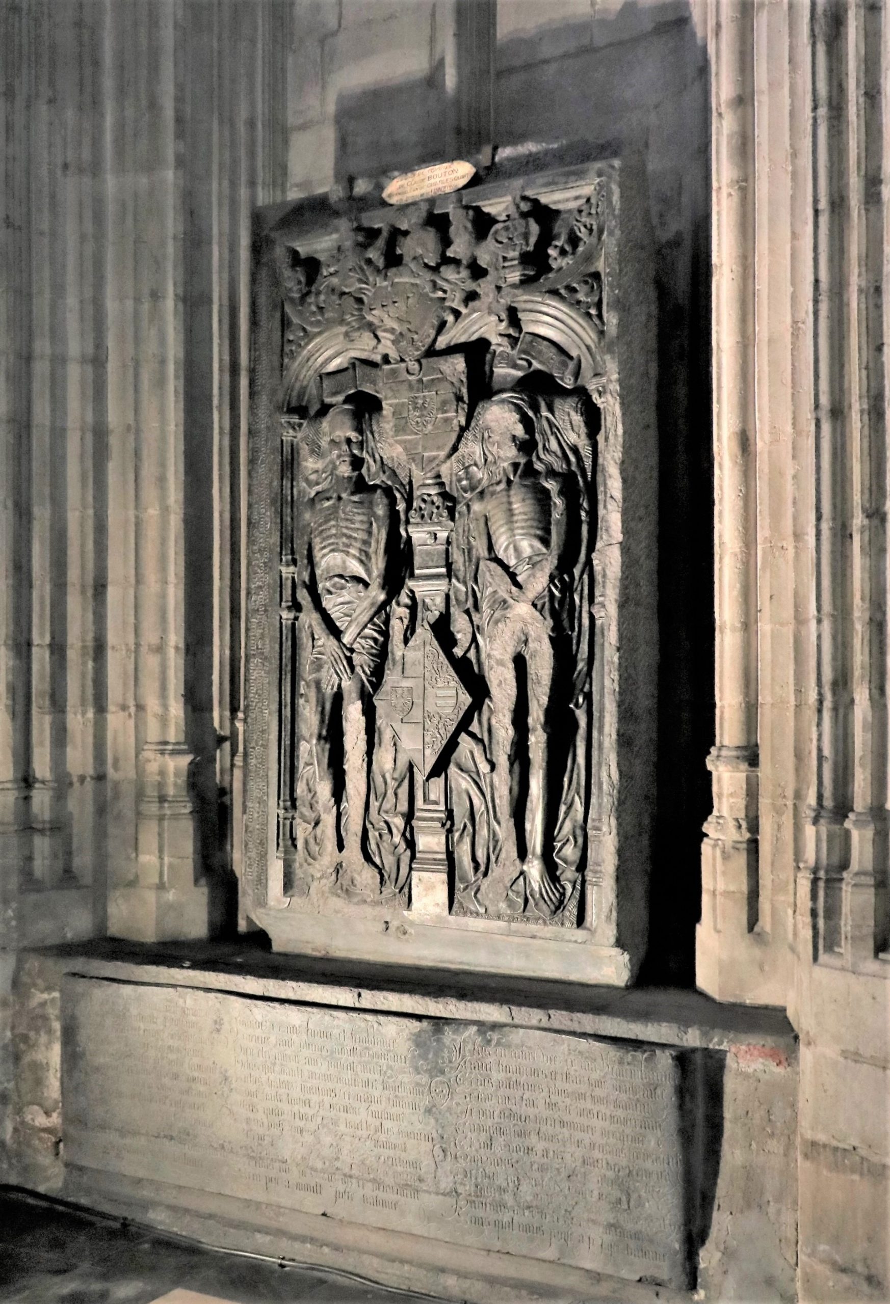 Mise en lumière de la pierre tombale en transi de Claude Bouton.