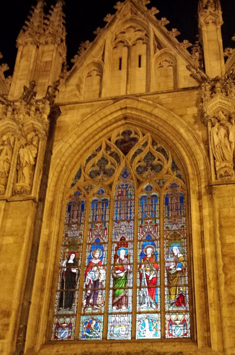 Illumination des vitraux de l'église, vue extérieure.