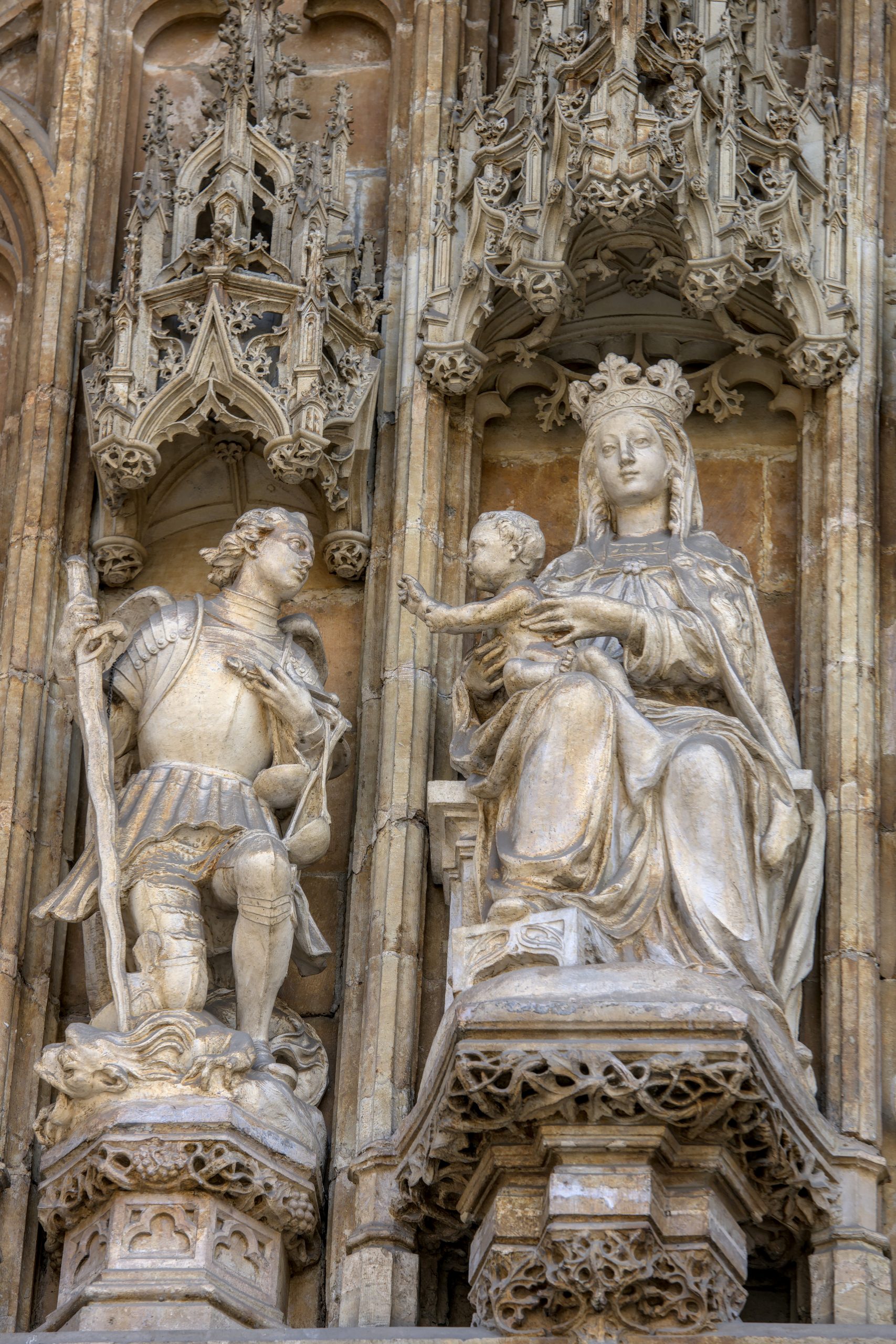 Statues en pierre sur une façade ornée de l'église Notre-Dame au Sablon à Bruxelles.