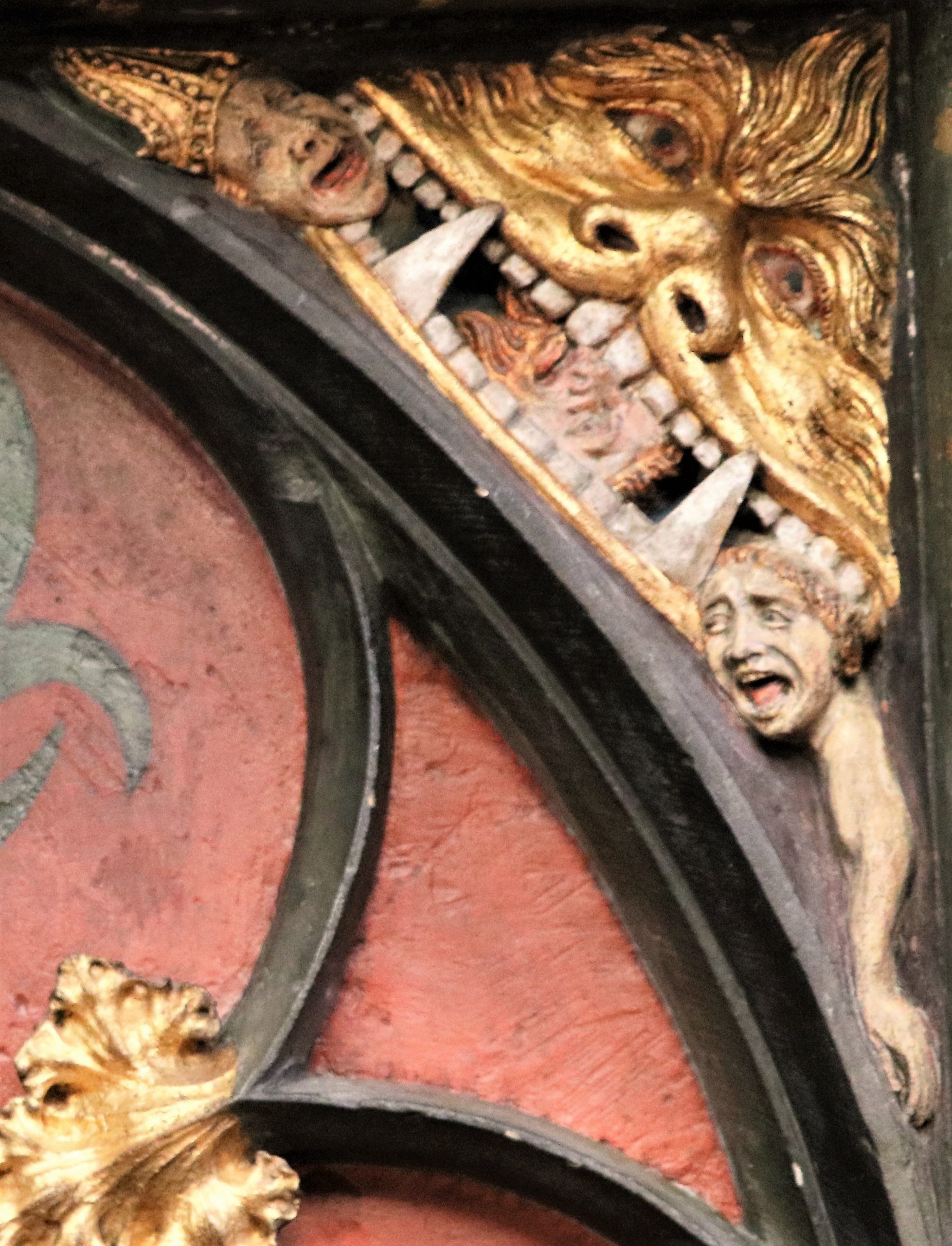 Détail d'une sculpture d'un démon engloutissant un évêque.