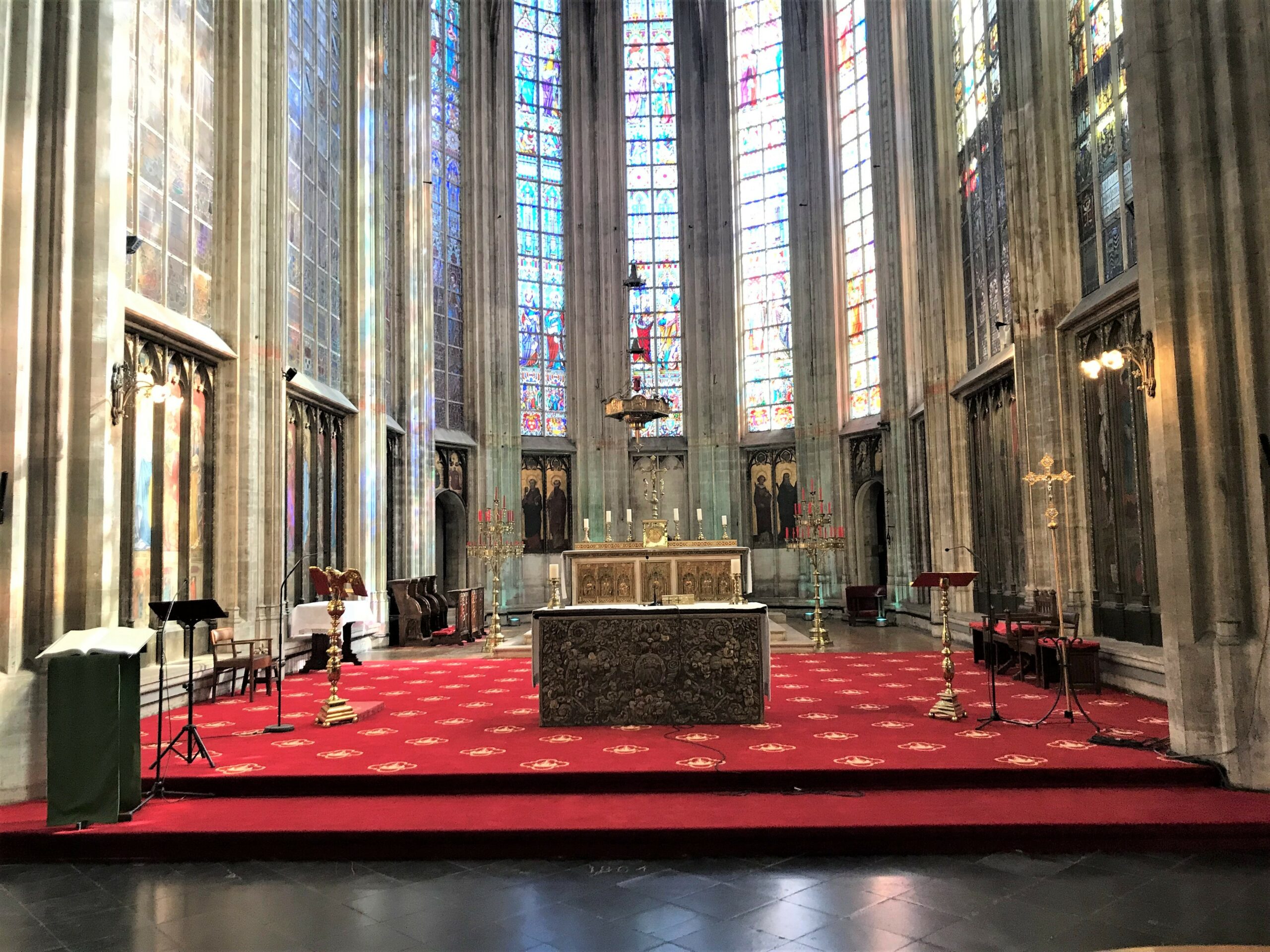 Vue du tapis rénové dans l'église qui couvre l'aire centrale.