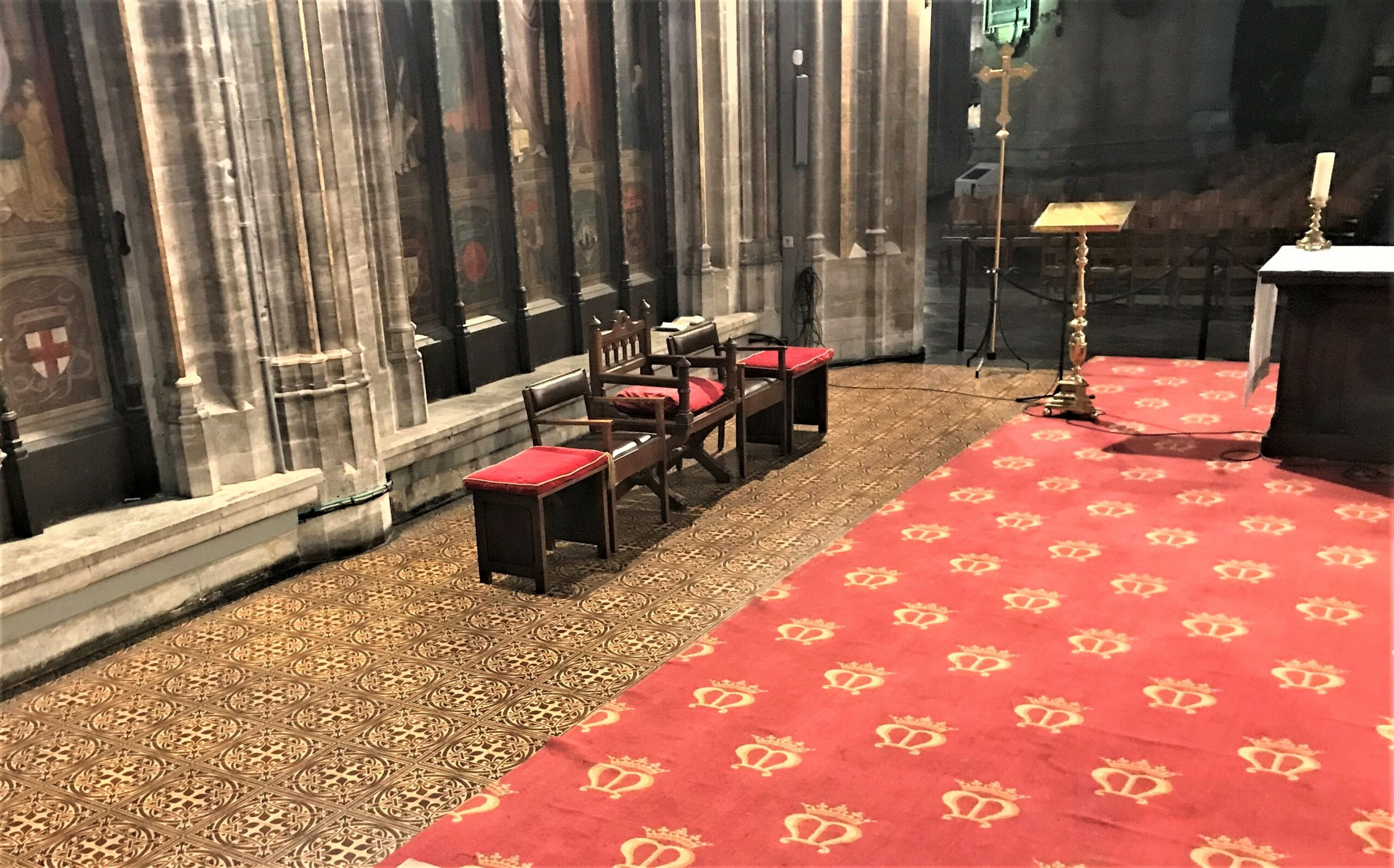 Vue générale de l'église montrant les nouvelles réparations des marches en marbre et le tapis dans l'aire centrale.