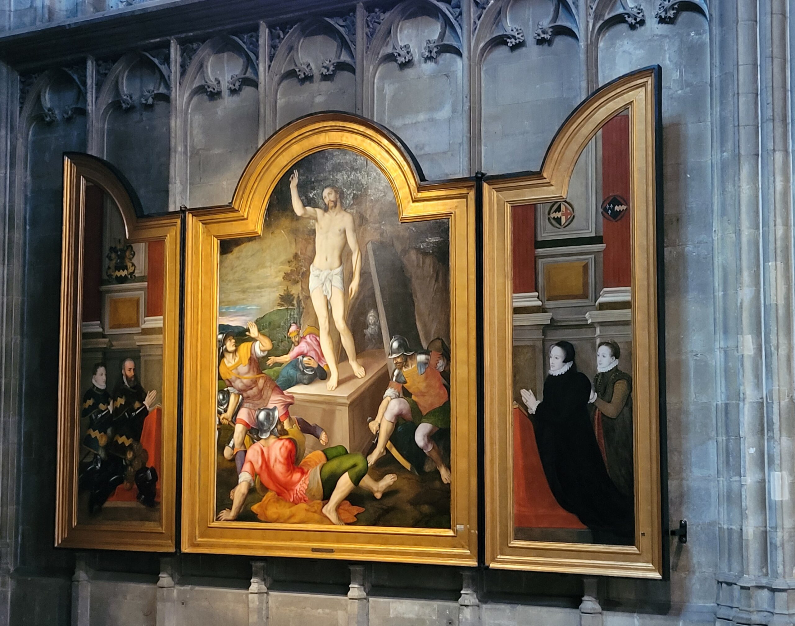 Vue complète de la restauration du tableau du triptyque de Michel Coxcie : le Résurrection avec donateurs.
