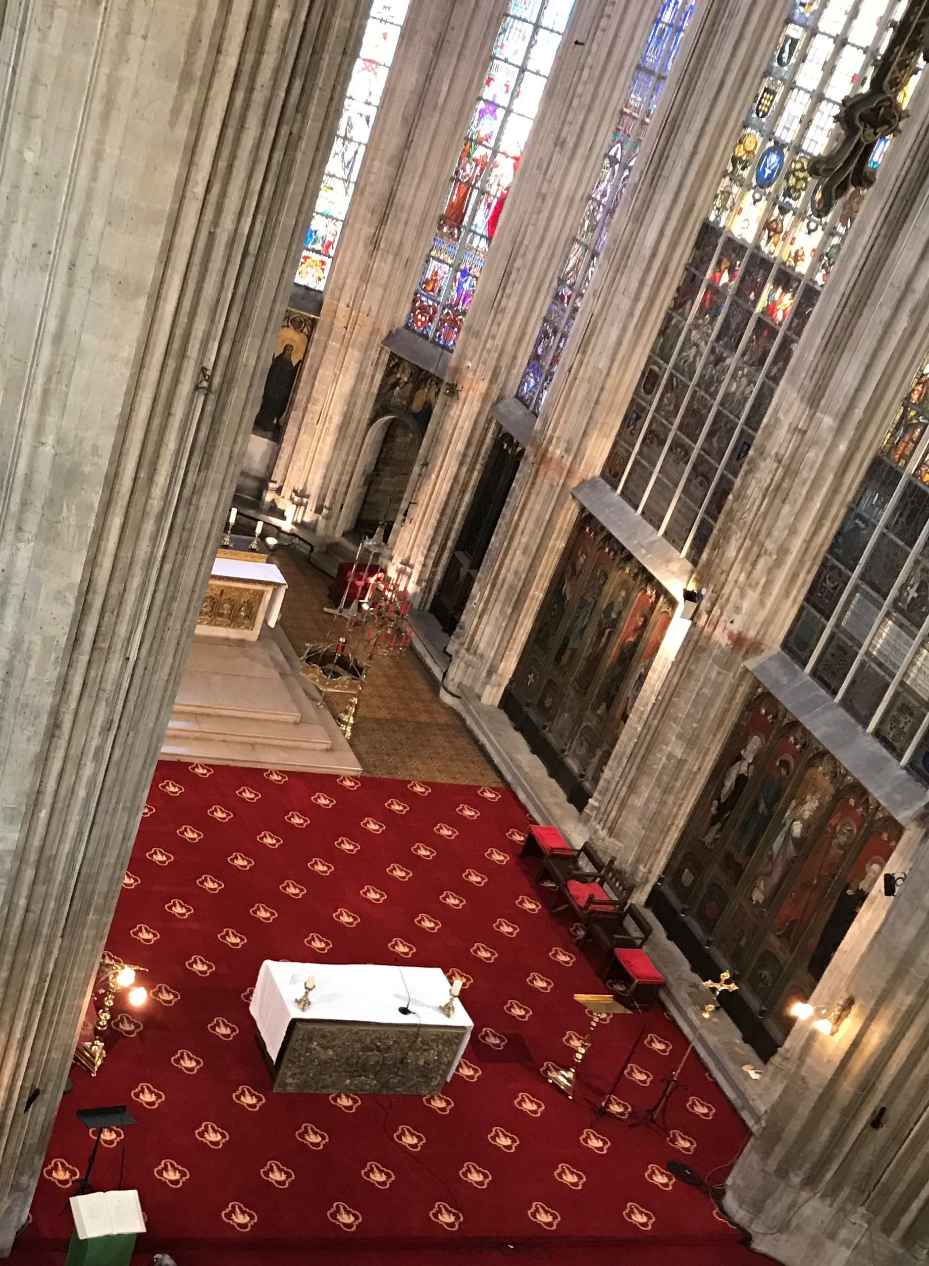 Vue aérienne de l'église après la pose du nouveau tapis.