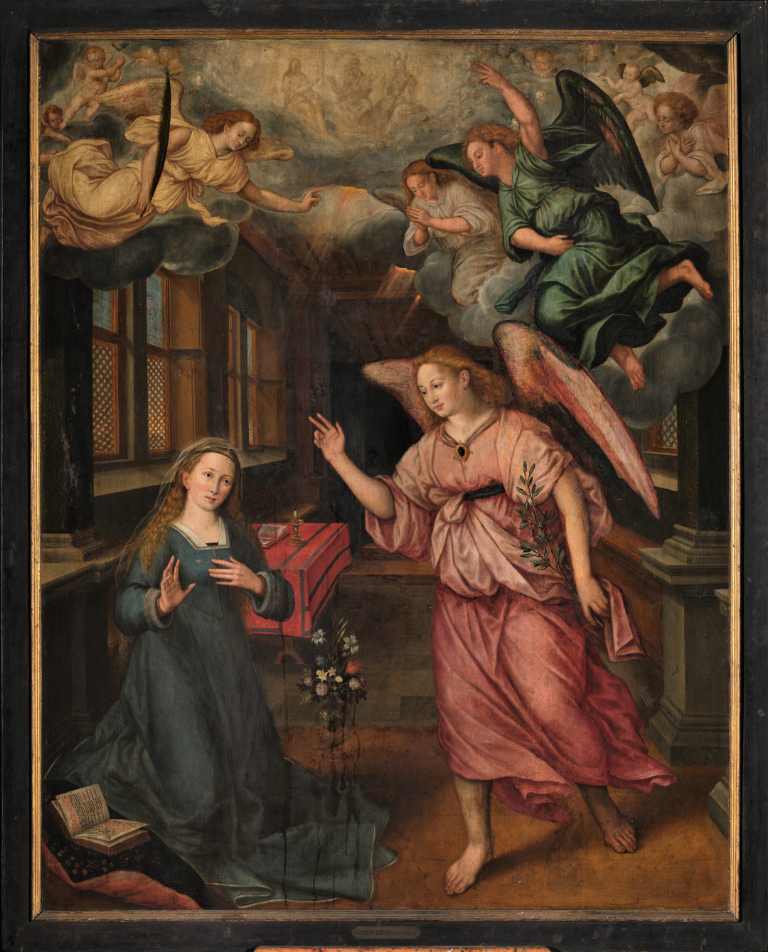 Tableau de l’Annonciation représentant plusieurs femmes avec des nuages et des anges au-dessus avant sa restauration. 