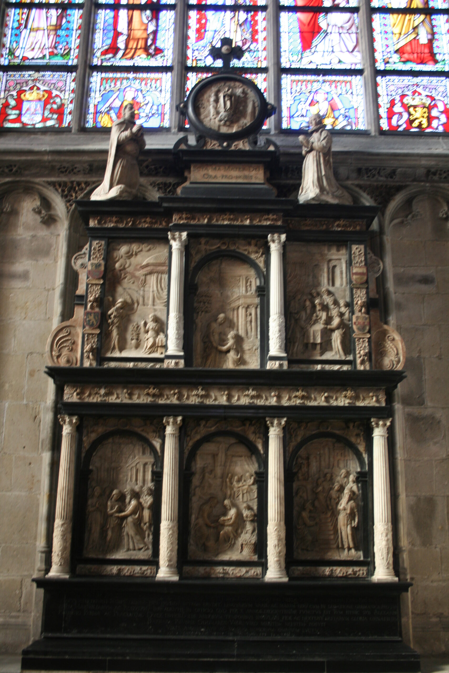 Monument funéraire de Flaminio Garnier qui représente des sculptures en pierre avant sa mise en lumière. 