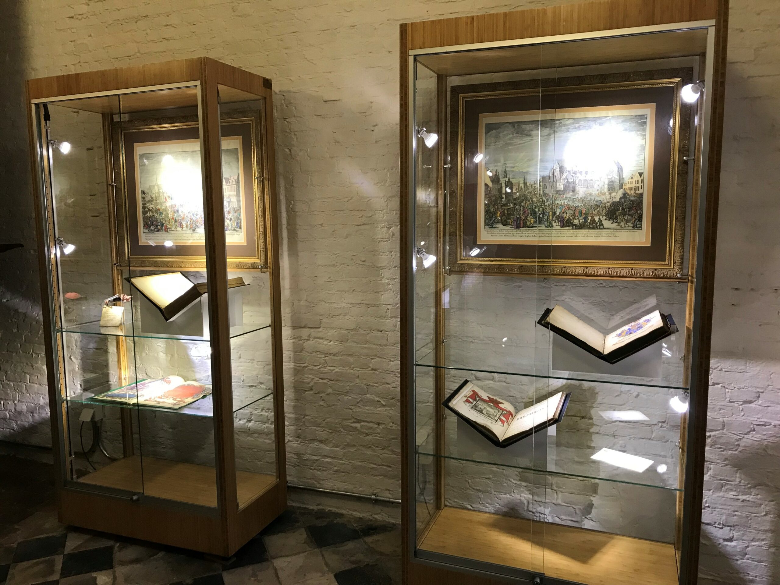 Vitrines exposant des livres anciens et peintures.