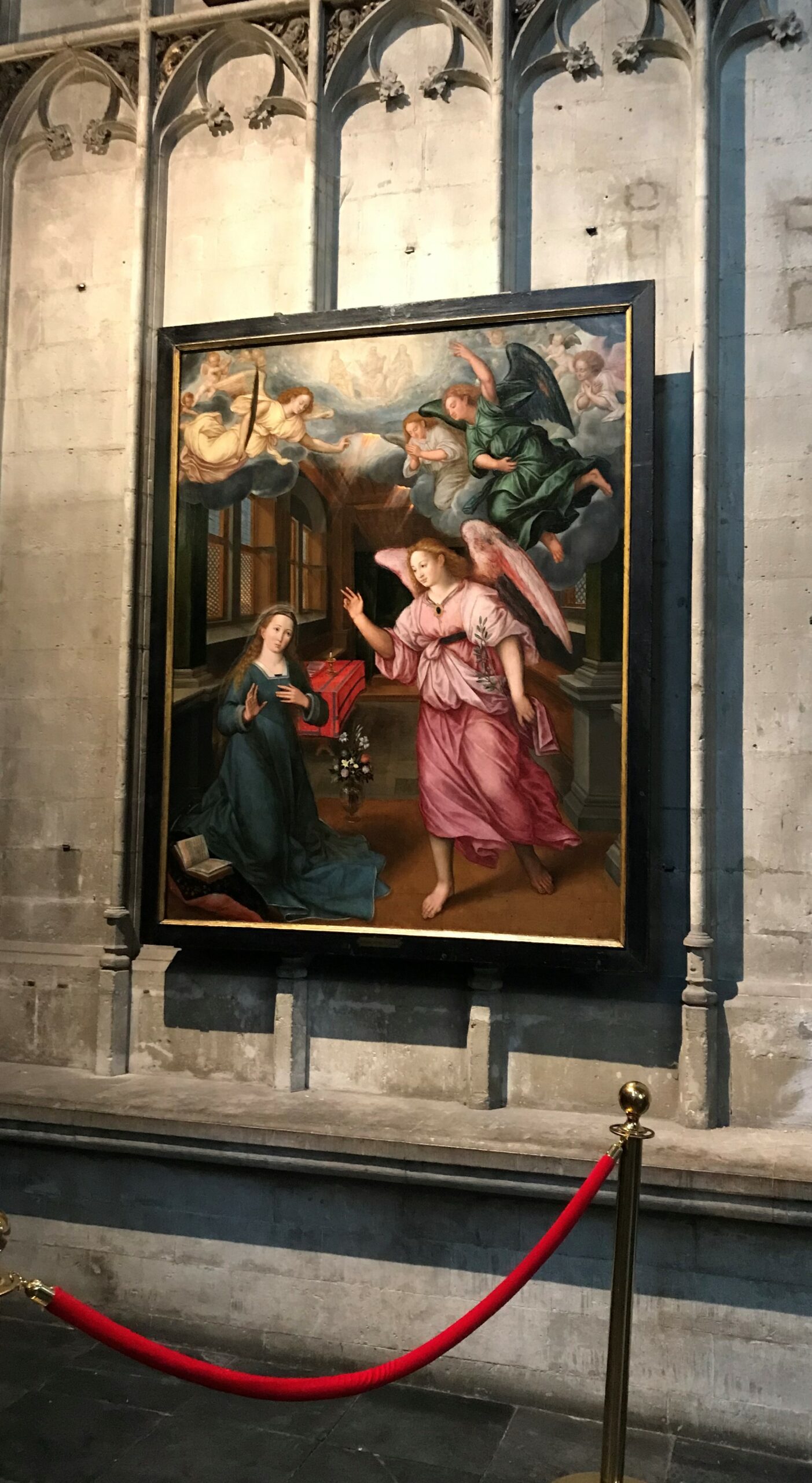 Mise en lumière du tableau de l’Annonciation représentant plusieurs femmes avec des nuages et des anges au-dessus. 