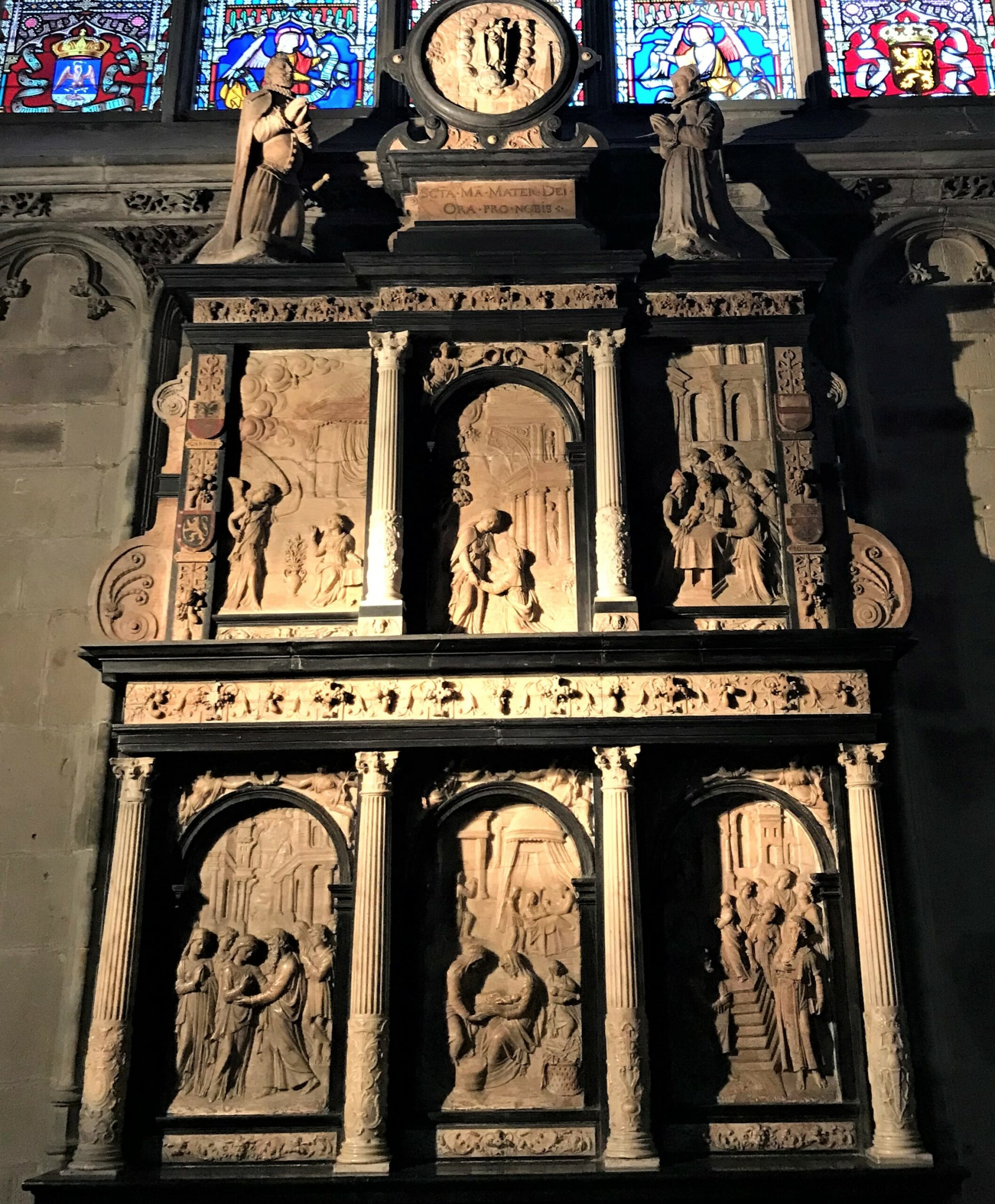 Mise en lumière du monument funéraire de Flaminio Garnier qui représente des sculptures en pierre.
