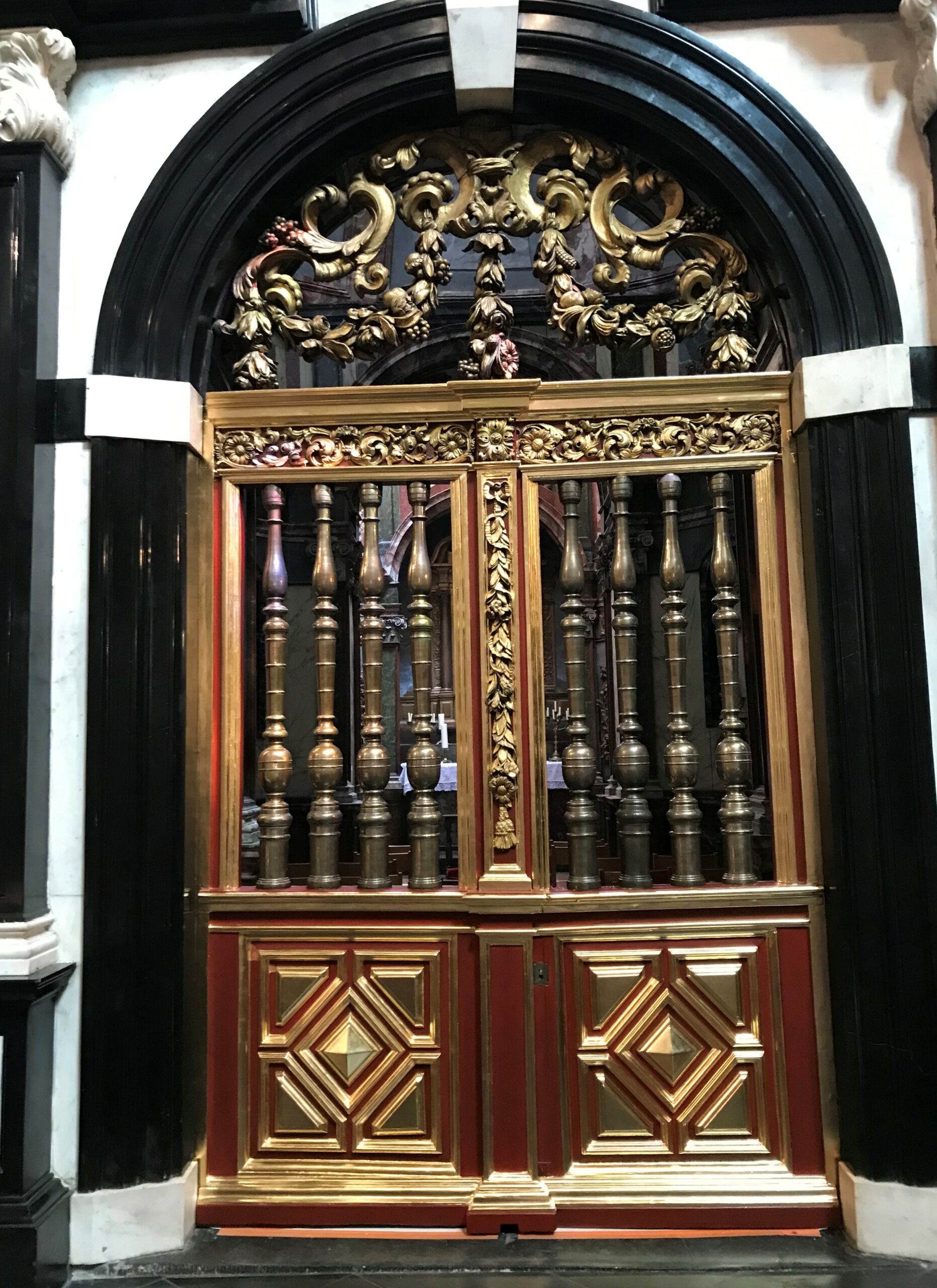 Restauration du portail en marbre de la chapelle Saint Marcou.