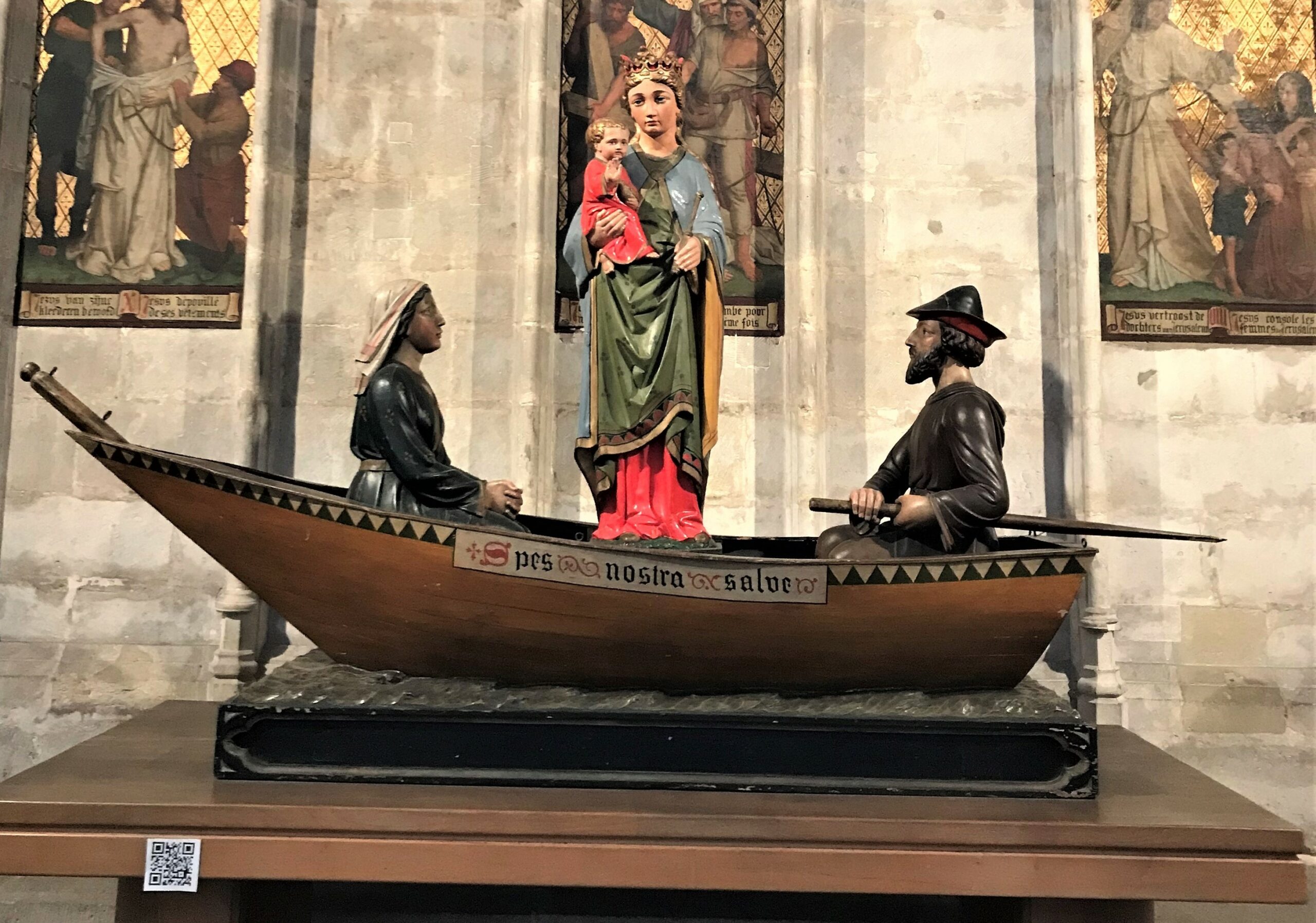 Installation de code QR près d'une œuvre dans l’église.