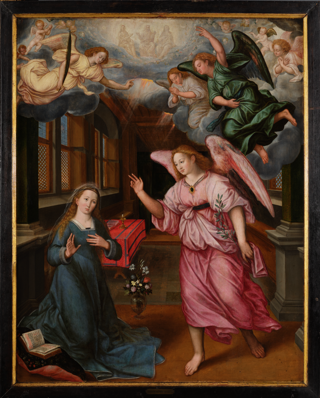 Tableau de l’Annonciation représentant plusieurs femmes avec des nuages et des anges au-dessus après sa restauration. 