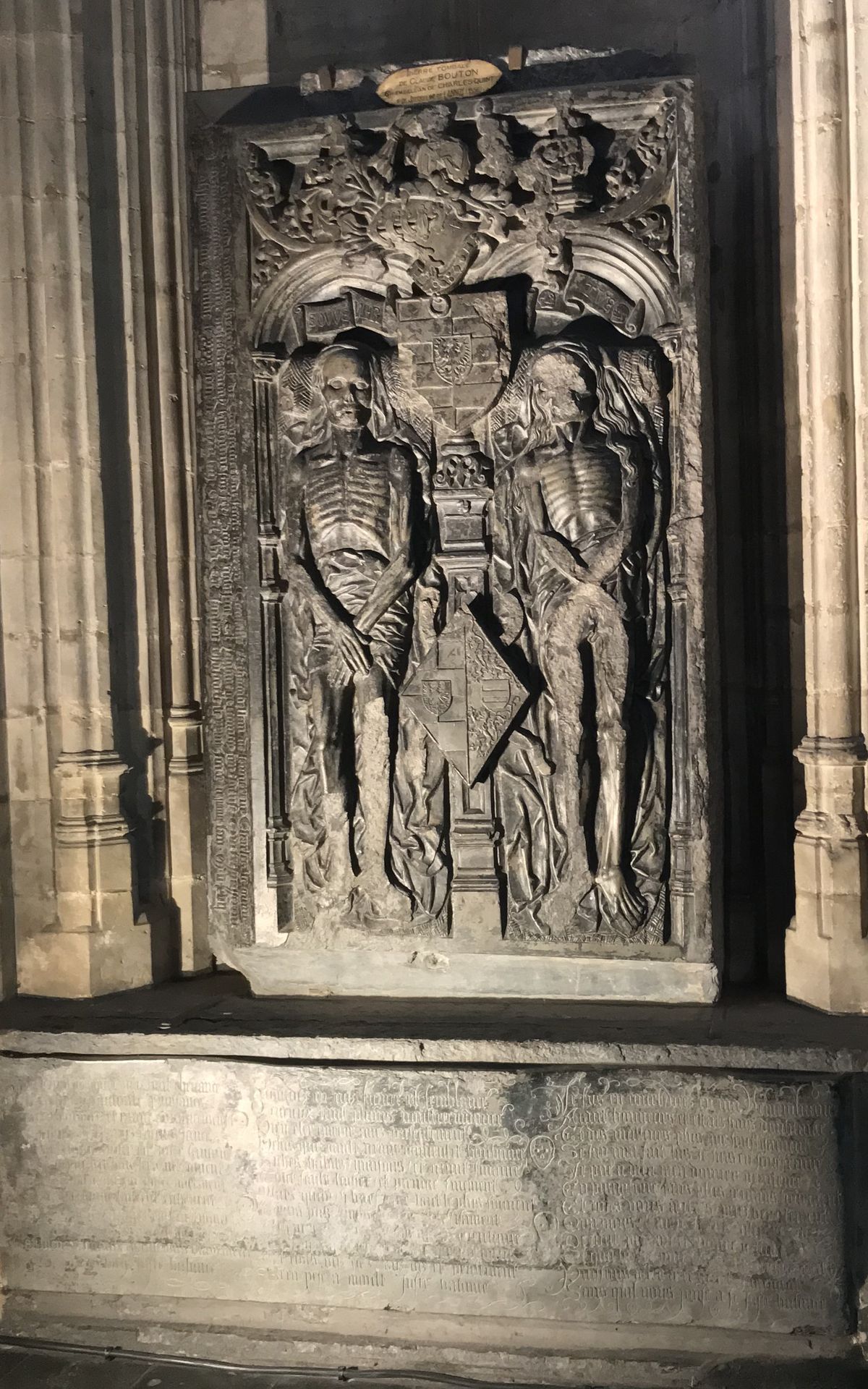 Monument funéraire de Flaminio Garnier qui représente des sculptures en pierre avant sa mise en lumière. 