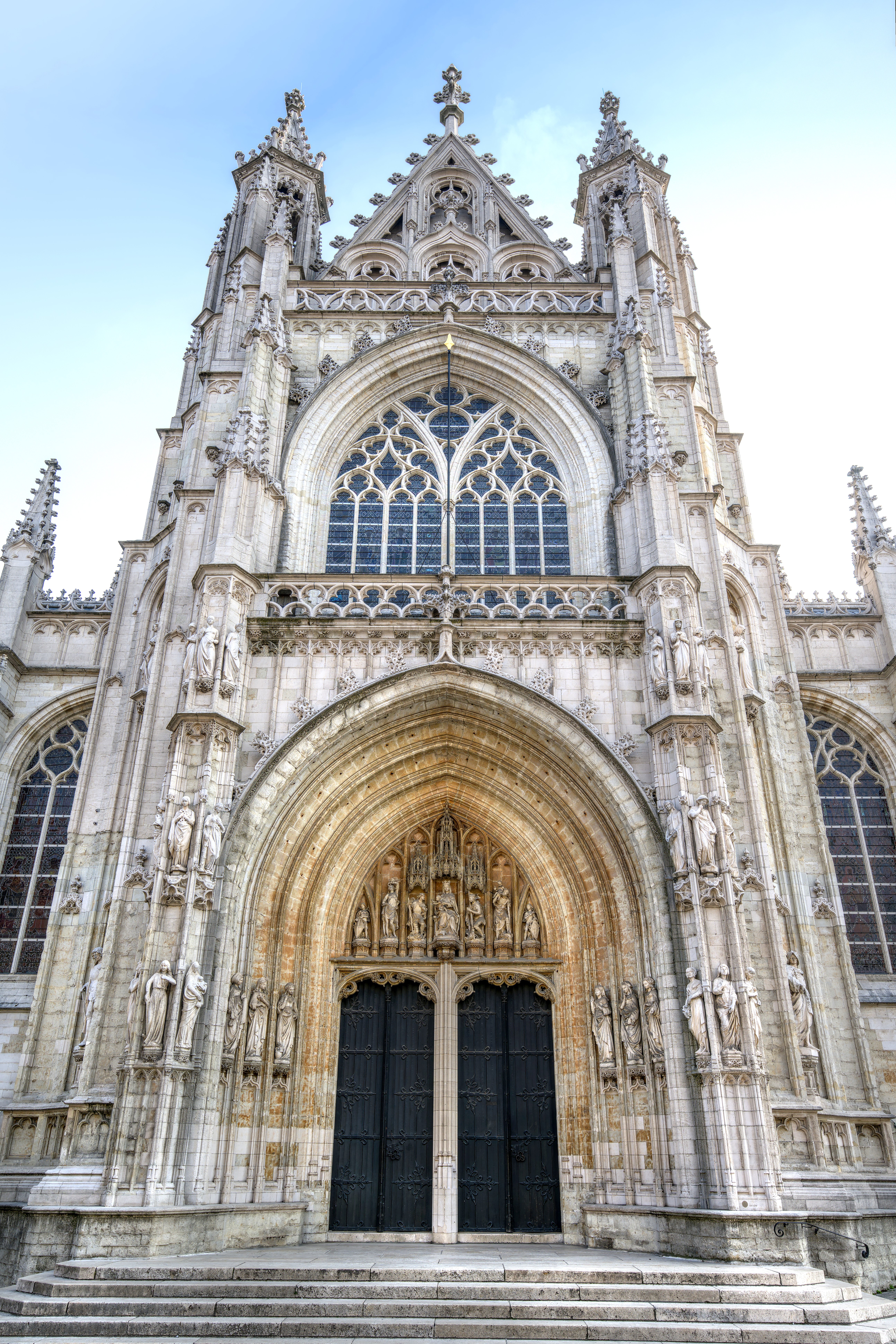 Statues en pierre sur une façade ornée de l'église Notre-Dame au Sablon à Bruxelles.